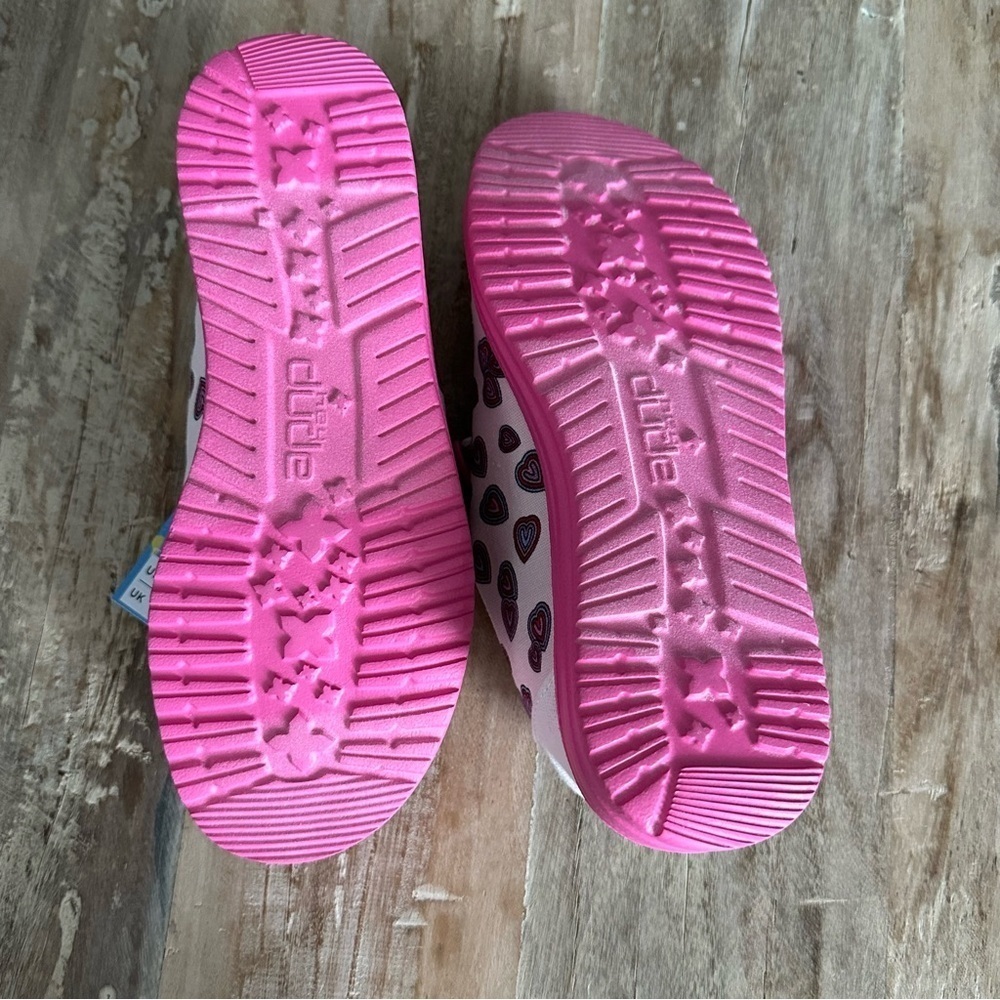 Hey Dude Wendy Youth Hearts Shoes Pink Slip On Size Youth 4 NWOB - Picture 6 of 8